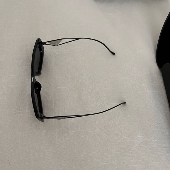 Authentic PRADA sunglasses with triangle logo - Picture 5 of 12
